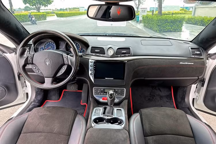 Chắc đến đây bạn đã biết người mua chiếc xe Maserati GranTurismo đời 2009 này là ai, khá thú vị là vào 3 năm trước, trong 1 lần thay dàn xe của mình, có nhiều chiếc xe đã bị bán đi, và chiếc Maserati GranTurismo đã bị thanh lý, lý lịch của chiếc xe Maserati GranTurismo này cũng không quá xa lạ, bởi chính là xe mới được doanh nhân này mua về gần đây.
