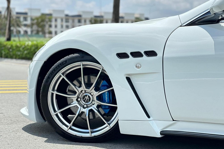 Về ngoại thất, chiếc xe Maserati GranTurismo này có bộ body kit thân rộng và mâm độ sơn màu sáng, đi cùng kẹp phanh màu xanh dương. Chủ nhân mới của xe là người yêu thích màu trắng, vì thế, chiếc xe này chỉ có thêm 1 sự thay đổi nhẹ nằm ở 2 cửa xe, với logo UN màu đen được dán lên, thể hiện sự độc đáo, dấu hiệu nhận biết của đội xe thuộc sở hữu doanh nhân này.