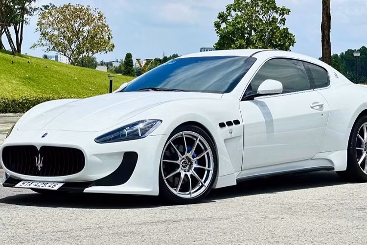 Hiện tại, Maserati GranTurismo hạng sang đã bước sang thế hệ thứ 2, sản xuất từ năm 2023, với những thay đổi rất ấn tượng ở mặt thiết kế, dù vậy, đa số xe Maserati GranTurismo tại Việt Nam đều thuộc thế hệ đầu tiên, với số lượng gần 10 chiếc. Trong số này, có nhiều mẫu xe đời khá sâu, giá bán chỉ chưa tới 3 tỷ đồng, là 1 trải nghiệm rất thú vị cho ai thích chất xe thể thao của Ý.