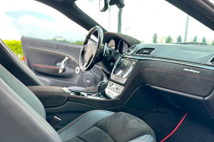 Như vậy, sau 3 năm xa cách, chiếc Maserati GranTurismo biển 51A-429.46 đã quay trở về lại với chủ nhân cũ, lần này, khó mà bị bán lại vì ông đang sưu tập đội hình xe theo thương hiệu rất khủng, số tiền được chi ra đã hơn 1,3 nghìn tỷ đồng và được biết, mức giá xe Maserati GranTurismo 2009 này từng rao bán là 2,5 tỷ đồng.