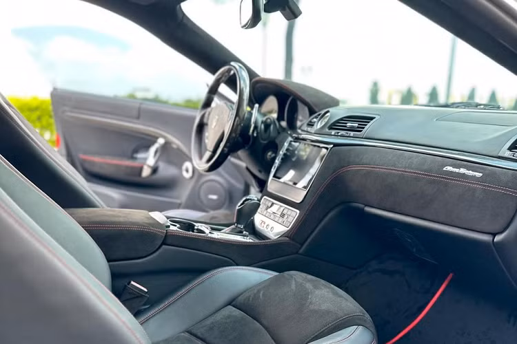 Như vậy, sau 3 năm xa cách, chiếc Maserati GranTurismo biển 51A-429.46 đã quay trở về lại với chủ nhân cũ, lần này, khó mà bị bán lại vì ông đang sưu tập đội hình xe theo thương hiệu rất khủng, số tiền được chi ra đã hơn 1,3 nghìn tỷ đồng và được biết, mức giá xe Maserati GranTurismo 2009 này từng rao bán là 2,5 tỷ đồng.