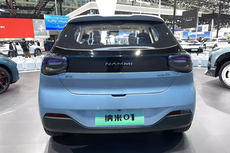 Về sức mạnh, Dongfeng Nammi 01 sử dụng hệ dẫn động điện thuần túy, động cơ có công suất tối đa 70kW, tốc độ tối đa 140km/h và được trang bị pin lithium iron phosphate. Xe có hai phạm vi hoạt động lần lượt là 330 km và 430km.