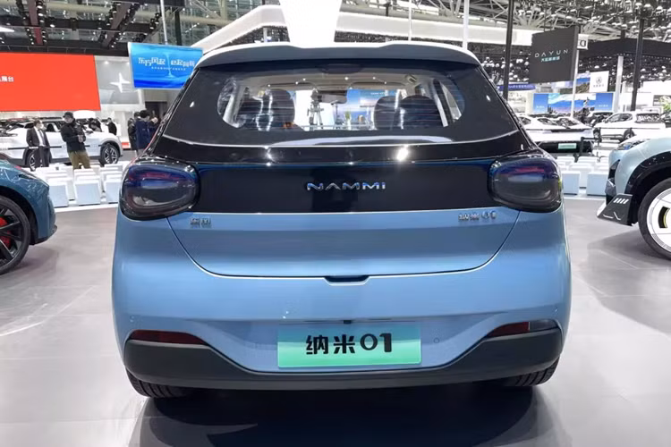 Về sức mạnh, Dongfeng Nammi 01 sử dụng hệ dẫn động điện thuần túy, động cơ có công suất tối đa 70kW, tốc độ tối đa 140km/h và được trang bị pin lithium iron phosphate. Xe có hai phạm vi hoạt động lần lượt là 330 km và 430km.