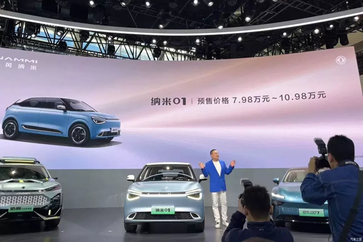 Xe điện Dongfeng Nammi 01 được định vị là một chiếc hatchback cỡ nhỏ chạy điện thuần túy, Nammi 01 ra mắt với tư cách là thương hiệu xe điện mới trực thuộc tập đoàn Dongfeng, sẽ tập trung vào thị trường xe điện thuần túy trên toàn quốc.