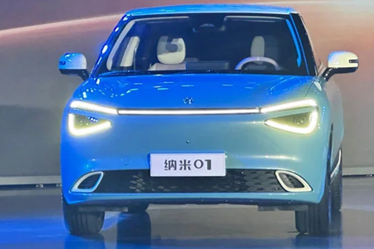 Ngoài ra, ghế xe có thể “nằm phẳng” chỉ bằng một nút bấm, biến ghế ô tô thành “giường đôi”. Xe mới còn sử dụng cửa không khung, hộc kéo đựng găng tay cũng thú vị.