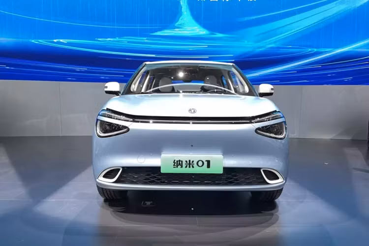 Về phía thân xe, Dongfeng Nammi 01 áp dụng thiết kế mái treo, mui và thân xe được thiết kế với nhiều màu sắc khác nhau. Chiếc xe mới có bố cục bốn cửa, thiết kế thân xe với phần nhô ra phía trước và phía sau ngắn, được trang bị tay nắm cửa ẩn, bánh xe cản gió thấp...