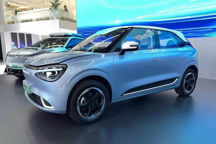 Đuôi xe tinh tế như một chiếc ô tô mini, đèn hậu tròn trông khá dễ thương, đuôi xe được trang bị cửa sổ đuôi cỡ lớn, tầm nhìn tốt, toàn bộ cửa sau cũng được thiết kế hai màu, với logo tiếng Anh Nammi ở trung tâm.