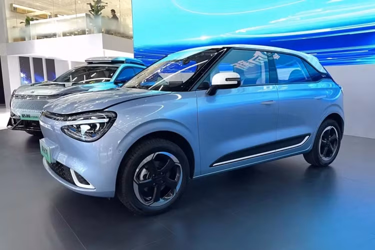 Đuôi xe tinh tế như một chiếc ô tô mini, đèn hậu tròn trông khá dễ thương, đuôi xe được trang bị cửa sổ đuôi cỡ lớn, tầm nhìn tốt, toàn bộ cửa sau cũng được thiết kế hai màu, với logo tiếng Anh Nammi ở trung tâm.