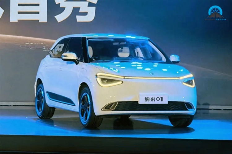 Về nội thất, nâng cấp tổng thể của xe Dongfeng Nammi 01 rất đơn giản, ngoại trừ màn hình LCD đầy đủ và màn hình điều khiển trung tâm nổi, không còn nút bấm vật lý nào, điều này tạo ra bầu không khí công nghệ ở một mức độ nhất định.