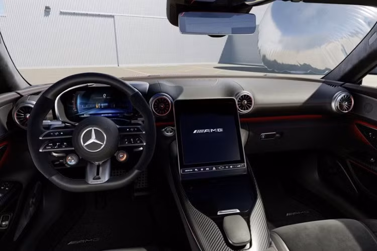 Mercedes-AMG SL 63 S E PERFORMANCE giữ trọn tính thể thao đặc trưng của dòng xe SL nguyên bản và khắc họa rõ nét sự sang trọng độc đáo trong khi sở hữu công nghệ tối tân của các mẫu xe Mercedes-AMG hiện đại.