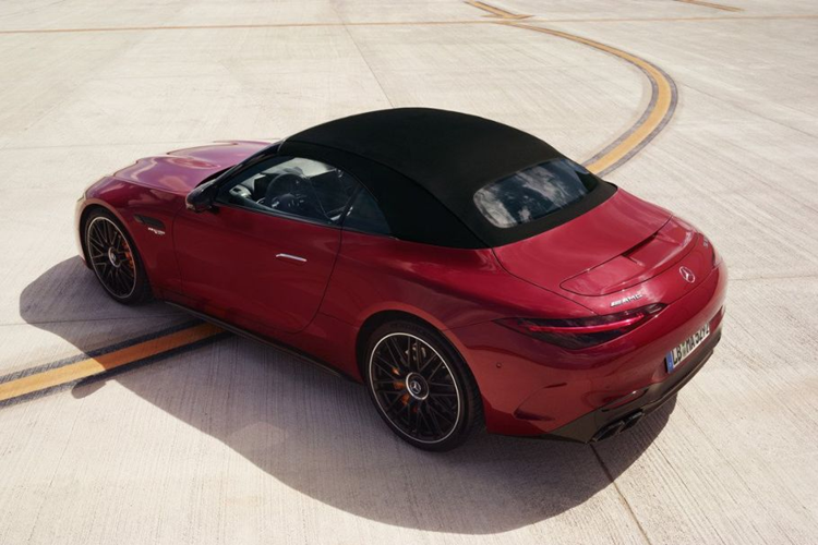 Xe được trang bị một số công nghệ nổi bật bao gồm hộp số tự động 9 cấp AMG SPEEDSHIFT MCT 9G thế hệ mới, hệ thống phanh hiệu năng cao AMG bằng gốm cao cấp với kẹp phanh sơn màu vàng đồng và ký tự “AMG Carbon Ceramic” màu đen...