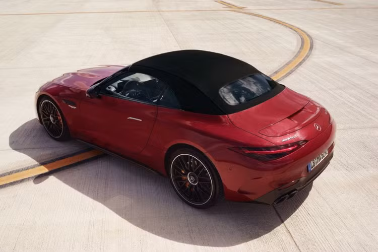 Xe được trang bị một số công nghệ nổi bật bao gồm hộp số tự động 9 cấp AMG SPEEDSHIFT MCT 9G thế hệ mới, hệ thống phanh hiệu năng cao AMG bằng gốm cao cấp với kẹp phanh sơn màu vàng đồng và ký tự “AMG Carbon Ceramic” màu đen...