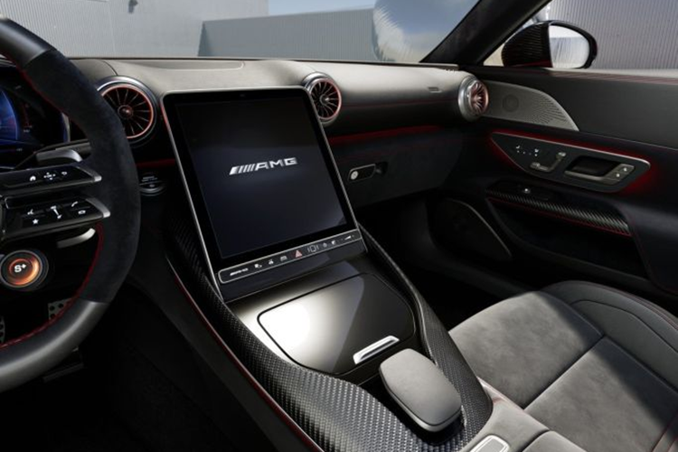 SL 63 vẫn sở hữu thiết kế thể thao mui trần cùng bố trí ghế ngồi Roadster 2+2, mẫu SL 63 S E PERFORMANCE nổi bật với gói thiết kế ngoại thất ốp carbon cao cấp AMG Carbon Package đi cùng mâm hợp kim thể thao AMG 21-inch thiết kế nan đa chấu sơn đen nhám.