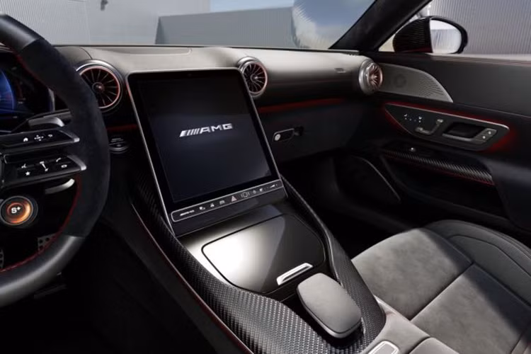 SL 63 vẫn sở hữu thiết kế thể thao mui trần cùng bố trí ghế ngồi Roadster 2+2, mẫu SL 63 S E PERFORMANCE nổi bật với gói thiết kế ngoại thất ốp carbon cao cấp AMG Carbon Package đi cùng mâm hợp kim thể thao AMG 21-inch thiết kế nan đa chấu sơn đen nhám.