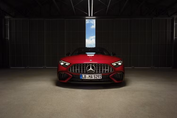 Ở lần quay trở lại này, Mercedes-AMG SL 63 2023 mới sẽ được trang bị khối động cơ PHEV tiết kiệm nhiên liệu. Thông tin chi tiết về trang bị cho phiên bản đặc biệt này tại Việt Nam chưa được công bố chính xác.