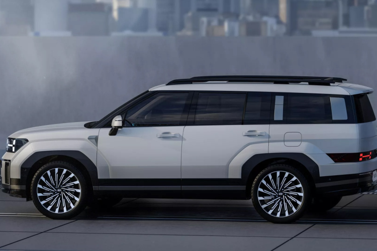 Bên cạnh đó là đèn pha LED, bệ tì tay mở 2 chiều giữa hàng ghế trước, ghế trước có tính năng làm mát, sưởi 2 hàng ghế đầu, cửa cốp chỉnh điện thông minh, màn hình 12,3 inch và sạc điện thoại không dây tiêu chuẩn. Những tính năng trợ lái nâng cao ADAS như hỗ trợ giữ làn đường Lane Keeping Assist 2 và hệ thống kiểm soát hành trình thông minh dựa trên định vị cũng được trang bị tiêu chuẩn cho phiên bản hybrid.