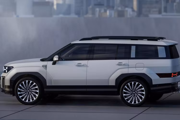 Bên cạnh đó là đèn pha LED, bệ tì tay mở 2 chiều giữa hàng ghế trước, ghế trước có tính năng làm mát, sưởi 2 hàng ghế đầu, cửa cốp chỉnh điện thông minh, màn hình 12,3 inch và sạc điện thoại không dây tiêu chuẩn. Những tính năng trợ lái nâng cao ADAS như hỗ trợ giữ làn đường Lane Keeping Assist 2 và hệ thống kiểm soát hành trình thông minh dựa trên định vị cũng được trang bị tiêu chuẩn cho phiên bản hybrid.