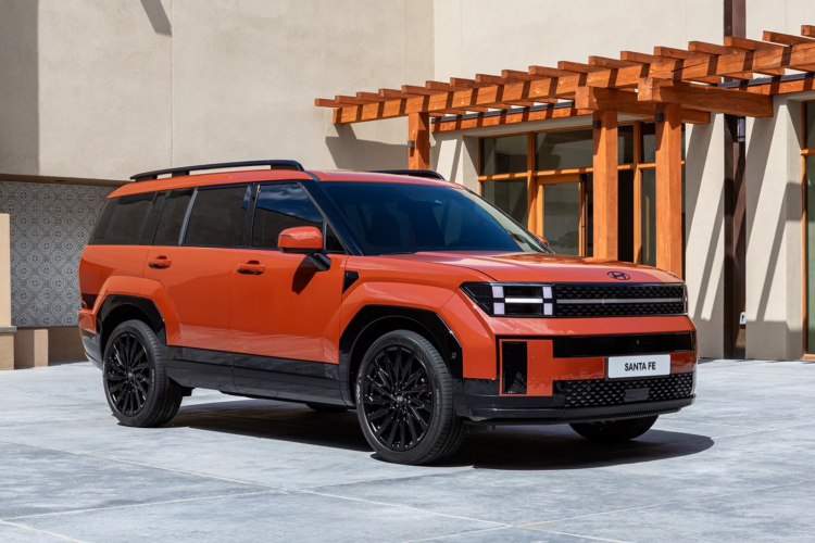 Ngoài ra, Hyundai SantaFe Hybrid 2024 còn được trang bị hệ thống e-Dynamic Drive để cải thiện hiệu suất vận hành, e-Comfort Drive giúp tối ưu hóa cảm giác lái thoải mái và hệ thống phanh tái tạo năng lượng điều chỉnh qua lẫy sau vô lăng.