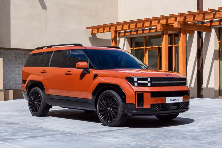 Ngoài ra, Hyundai SantaFe Hybrid 2024 còn được trang bị hệ thống e-Dynamic Drive để cải thiện hiệu suất vận hành, e-Comfort Drive giúp tối ưu hóa cảm giác lái thoải mái và hệ thống phanh tái tạo năng lượng điều chỉnh qua lẫy sau vô lăng.