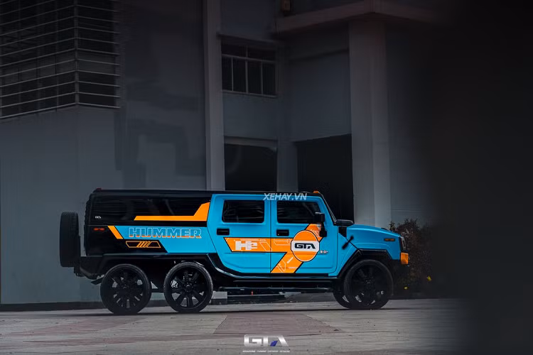 Nguyên bản, chiếc Hummer H6 Player Edition này có màu sơn ngoại thất đen, sau đó được chủ nhân thay “áo”, đổi sang màu xanh quân đội với chất sơn tạo hiệu ứng lì. Còn ở thời điểm hiện tại, “khủng long” 6 bánh sở hữu màu ngoại thất rất trẻ trung và năng động với hai tông màu xanh nước biển và cam, giúp chiếc xe càng thêm ấn tượng mỗi khi xuất hiện.