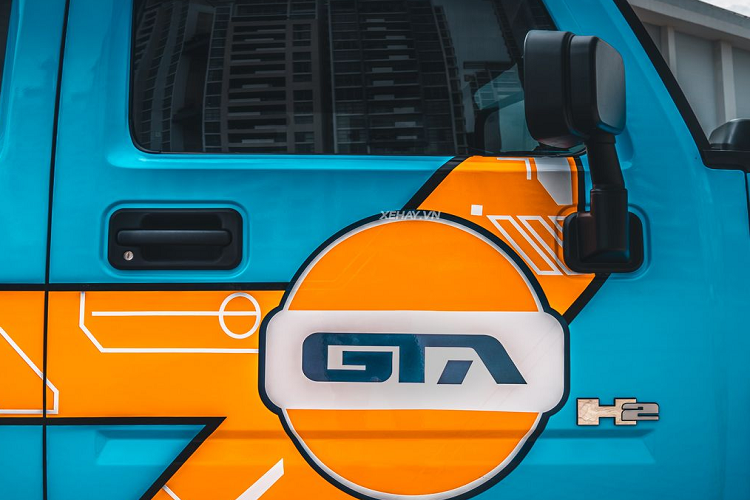 Bên cạnh ngoại hình to lớn, hầm hố ấn tượng thì việc ngốn xăng "như nước lã" của Hummer H2 của dân chơi Việt cũng rất đáng chú ý. Ở dạng nguyên bản, xe tiêu thụ khoảng 18,1 lít/100km đường hỗn hợp. Xe chỉ đi được 668 km với mỗi bình nhiên liệu đầy (121 lít). Tuy nhiên, với việc có thêm 3 bánh phía sau thì có thể bản độ H6 này còn tốn xăng hơn.