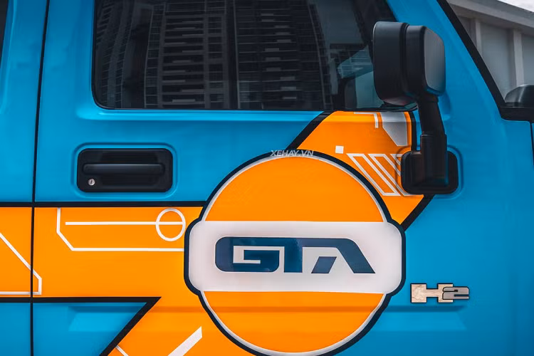 Bên cạnh ngoại hình to lớn, hầm hố ấn tượng thì việc ngốn xăng "như nước lã" của Hummer H2 của dân chơi Việt cũng rất đáng chú ý. Ở dạng nguyên bản, xe tiêu thụ khoảng 18,1 lít/100km đường hỗn hợp. Xe chỉ đi được 668 km với mỗi bình nhiên liệu đầy (121 lít). Tuy nhiên, với việc có thêm 3 bánh phía sau thì có thể bản độ H6 này còn tốn xăng hơn.