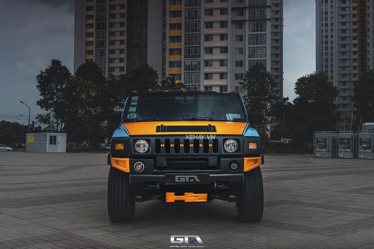Theo đó, Hummer H2 khủng long này được bổ sung thêm 2 bánh phía sau nâng tổng số bánh lên thành 6. Để làm được điều này, xe được thiết kế kéo dài về phía sau và bổ sung thêm một trục bánh xe. Tuy nhiên, trục bánh này sử dụng cầu "chết", có nghĩa không nhận sức mạnh từ động cơ. Do đó, Hummer H6 Player Edition vẫn chỉ dùng dùng hệ dẫn động 4 bánh.
