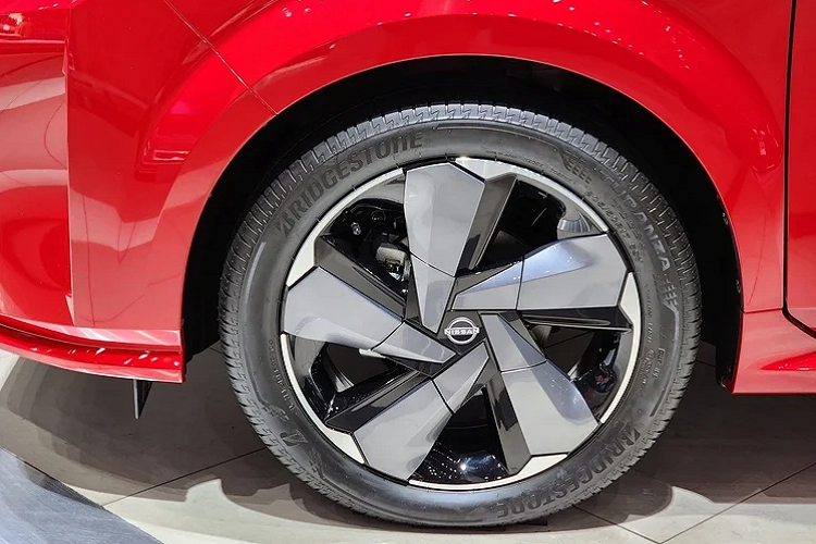 Trong khi cung cấp năng lượng để dẫn động đến từ động cơ điện EM47 High Power cho công suất tối đa 116 mã lực từ 2.900 – 10.341 v/ph và mô-men xoắn cực đại 280 Nm từ 0 – 2.900 v/ph. Đi kèm với hệ dẫn động 2WD hoặc 4WD với 2 động cơ chia đều cho 2 trục dẫn động.