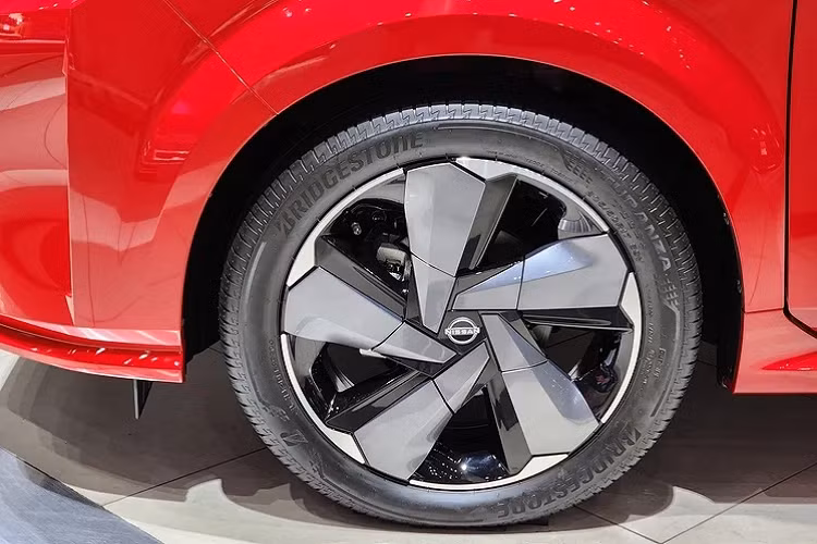 Trong khi cung cấp năng lượng để dẫn động đến từ động cơ điện EM47 High Power cho công suất tối đa 116 mã lực từ 2.900 – 10.341 v/ph và mô-men xoắn cực đại 280 Nm từ 0 – 2.900 v/ph. Đi kèm với hệ dẫn động 2WD hoặc 4WD với 2 động cơ chia đều cho 2 trục dẫn động.