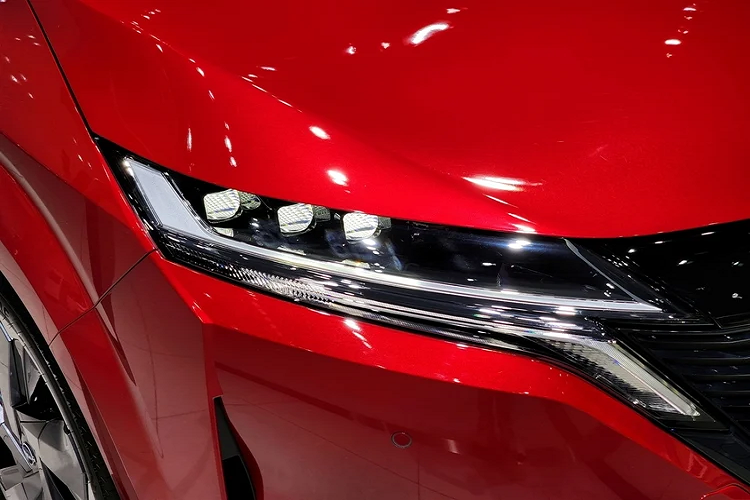 Khối động cơ này bao gồm động cơ xăng 3 xi lanh HR12DE làm nhiệm vụ máy phát cho bộ pin. Động cơ có dung tích 1.2L cho công suất 82 mã lực tại 6.000 v/ph và mô-men xoắn 103 Nm từ 3.600 – 5.200 v/ph.