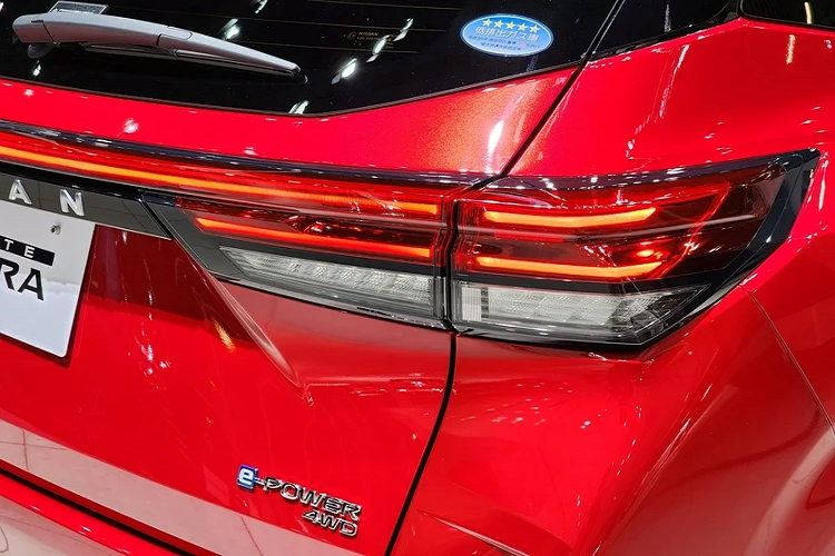 Nissan NOTE e-Power có kích thước tổng thể DxRxC lần lượt là 4.045 x 1.695 x 1.505 (mm). Chiều dài cơ sở 2.580 mm và khoảng sáng gầm 120 mm. So với phiên bản NOTE tiêu chuẩn, kích thước này ngắn hơn 60 mm, thấp hơn 30 mm và chiều dài cơ sở ngắn hơn 20 mm.