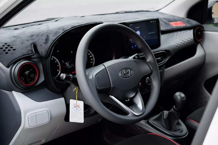 Được biết, Hyundai Grand i10 này thuộc phiên bản sedan tiêu chuẩn thường được khách hàng dịch vụ lựa chọn bởi mức giá hợp lý. Theo đó, giá xe Hyundai Grand i10 1.2MT này hiện niêm yết 380 triệu đồng, chi phí để lăn bánh cao nhất sẽ 450 triệu đồng ở Hà Nội.