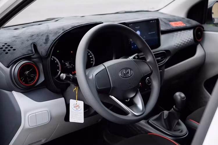 Được biết, Hyundai Grand i10 này thuộc phiên bản sedan tiêu chuẩn thường được khách hàng dịch vụ lựa chọn bởi mức giá hợp lý. Theo đó, giá xe Hyundai Grand i10 1.2MT này hiện niêm yết 380 triệu đồng, chi phí để lăn bánh cao nhất sẽ 450 triệu đồng ở Hà Nội.