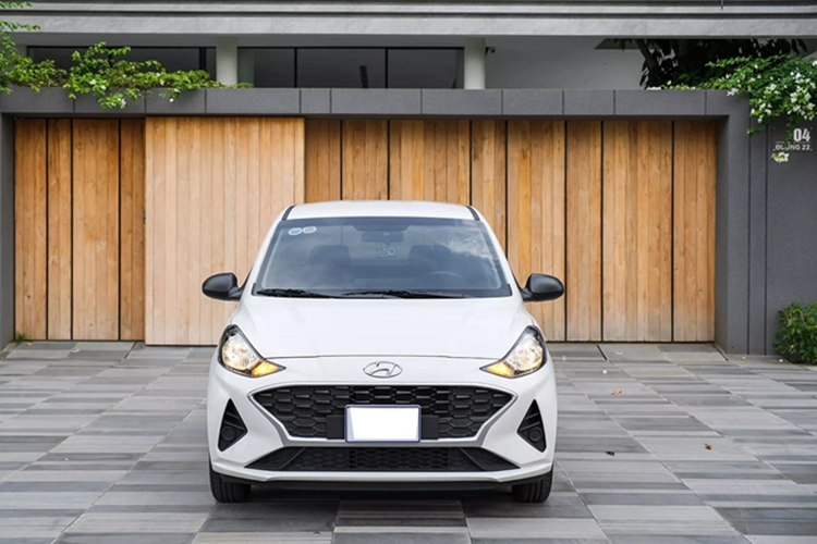 Là phiên bản số sàn đủ nên Hyundai Grand i10 vẫn có những trang bị ổn như đèn định vị ban ngày gắn ở lưới tản nhiệt. Đèn pha/cos của chiếc xe hạng A này vẫn là dang Halogen. Với bộ mâm phay bóng 15 inch, Hyundai Grand i10 1.2MT không khác gì những phiên bản cao cấp nhất.