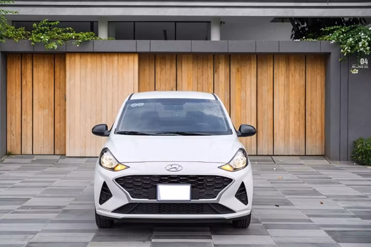 Là phiên bản số sàn đủ nên Hyundai Grand i10 vẫn có những trang bị ổn như đèn định vị ban ngày gắn ở lưới tản nhiệt. Đèn pha/cos của chiếc xe hạng A này vẫn là dang Halogen. Với bộ mâm phay bóng 15 inch, Hyundai Grand i10 1.2MT không khác gì những phiên bản cao cấp nhất.