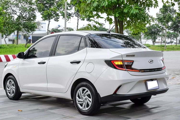 Bên trong khoang lái, Hyundai Grand i10 được đánh giá cao bởi không gian rộng rãi nhất phân khúc hạng A. Phiên bản này vẫn dùng ghế nỉ sẽ là chi tiết mà người dùng cần biết trước khi mua. Tuy nhiên, những tiện nghi của xe khá ổn như màn hình giải trí đặt nổi, cổng sạc USB, cửa gió điều hòa phía sau.