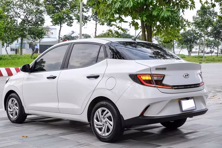 Bên trong khoang lái, Hyundai Grand i10 được đánh giá cao bởi không gian rộng rãi nhất phân khúc hạng A. Phiên bản này vẫn dùng ghế nỉ sẽ là chi tiết mà người dùng cần biết trước khi mua. Tuy nhiên, những tiện nghi của xe khá ổn như màn hình giải trí đặt nổi, cổng sạc USB, cửa gió điều hòa phía sau.
