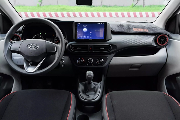 Dạo quanh một vòng thị trường xe cũ ở Việt Nam, không khó để bắt gặp những mẫu xe mới chạy vài trăm km đã được rao bán. Chiếc Hyundai Grand i10 trong bài viết cũng tương tự khi xe mới lăn bánh được 1000km đã được chủ nhân rao bán.