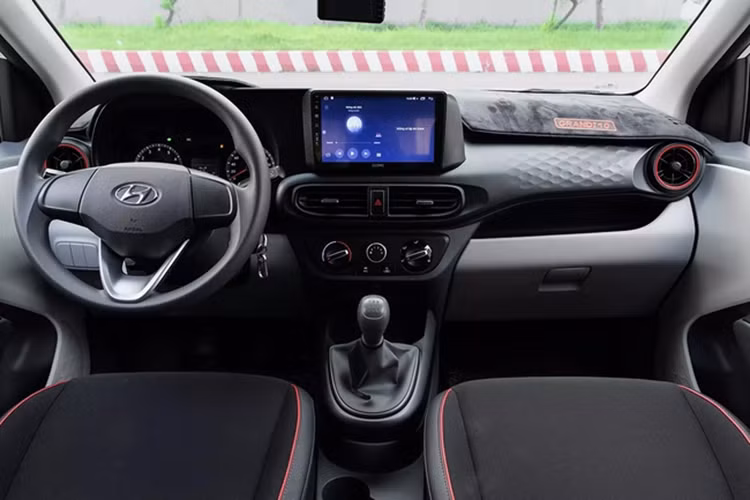 Dạo quanh một vòng thị trường xe cũ ở Việt Nam, không khó để bắt gặp những mẫu xe mới chạy vài trăm km đã được rao bán. Chiếc Hyundai Grand i10 trong bài viết cũng tương tự khi xe mới lăn bánh được 1000km đã được chủ nhân rao bán.