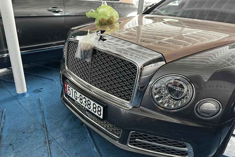 Để có thể mang dàn siêu xe từ đất liền lên đảo tại Phú Quốc, doanh nhân này sẽ phải đưa những chiếc xe qua nhà ga phà cao tốc Thạnh Thới, để di chuyển từ Rạch Giá sang Phú Quốc. Chắc có lẽ vì lo sợ vấn đề khoảng sáng gầm xe khi lên phà nên đại gia quận 12 phải đưa 2 chiếc xe siêu sang là Bentley Mulsanne EWB và Bentley Bentayga V8 đến để test trước.