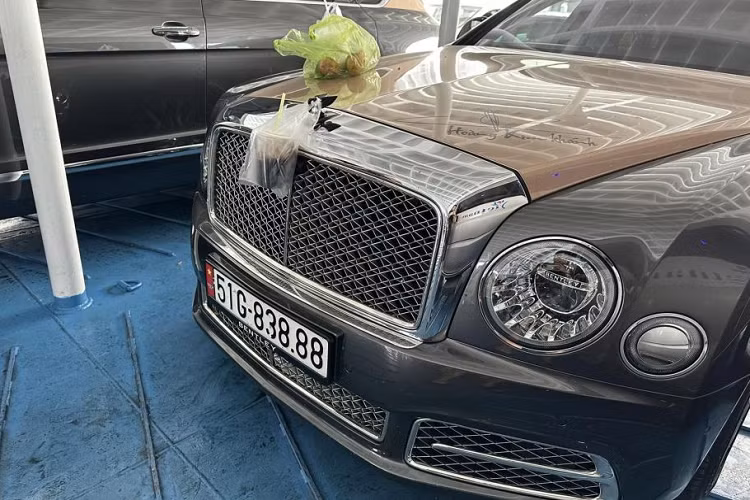 Để có thể mang dàn siêu xe từ đất liền lên đảo tại Phú Quốc, doanh nhân này sẽ phải đưa những chiếc xe qua nhà ga phà cao tốc Thạnh Thới, để di chuyển từ Rạch Giá sang Phú Quốc. Chắc có lẽ vì lo sợ vấn đề khoảng sáng gầm xe khi lên phà nên đại gia quận 12 phải đưa 2 chiếc xe siêu sang là Bentley Mulsanne EWB và Bentley Bentayga V8 đến để test trước.