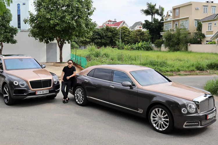 Màu sơn này dường như giống hệt với chiếc xe siêu sang Bentley Mulsanne EWB của anh trước đó. Vì là một phiên bản đặc biệt nên Bentayga V8 sở hữu các chi tiết kẻ viền vàng như chìa khoá, logo và ký hiệu 1919 - 2019 để phân biệt với các phiên bản tiêu chuẩn.