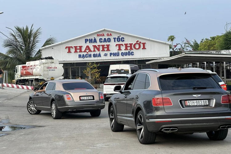 Tuy nhiên, để màn phượt siêu xe trăm tỷ diễn ra thuận lợi, anh đã mang 2 chiếc Bentley biển đẹp của mình đến trước để tiền trạm. “Mở bát” năm 2023, vị đại gia này hứa hẹn sẽ có một màn phượt mãn nhãn cùng bộ sưu tập xế sang và siêu xe của mình đến đảo Ngọc, Phú Quốc, Kiên Giang.
