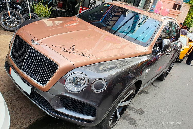 Theo đó, chiếc Bentley Mulsanne EWB có giá lăn bánh lên đến hơn 42 tỷ đồng, ngoại thất được sơn 2 tông màu đẹp mắt. Chiếc xe này được trang bị động cơ V8, Biturbo, dung tích 6,75 lít, sản sinh công suất tối đa 505 mã lực và mô-men xoắn cực đại 1.020 Nm