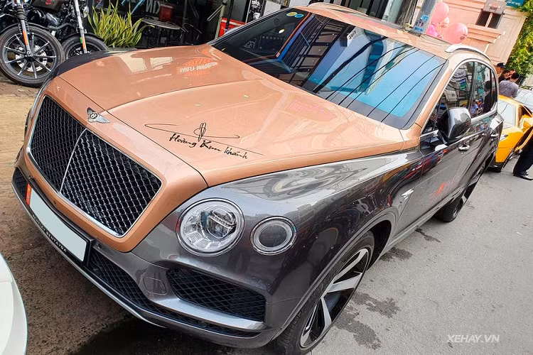 Theo đó, chiếc Bentley Mulsanne EWB có giá lăn bánh lên đến hơn 42 tỷ đồng, ngoại thất được sơn 2 tông màu đẹp mắt. Chiếc xe này được trang bị động cơ V8, Biturbo, dung tích 6,75 lít, sản sinh công suất tối đa 505 mã lực và mô-men xoắn cực đại 1.020 Nm