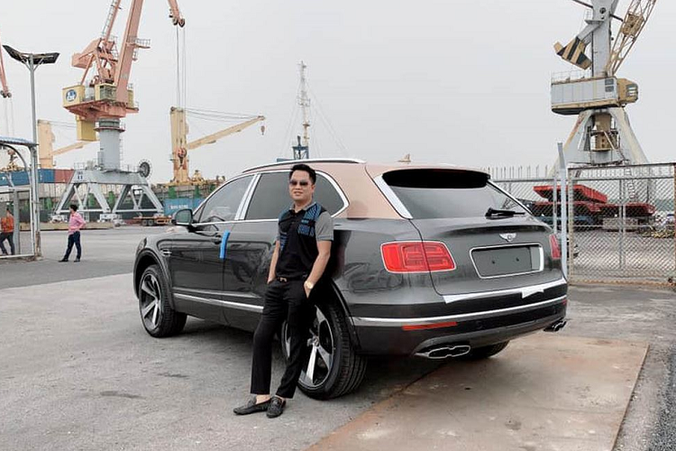 Động cơ kết hợp với hộp số tự động 8 cấp do ZF, nhờ đó, xe có thể dễ dàng tăng tốc từ vị trí xuất phát lên 100 km/h chỉ trong vòng 5,1 giây trước khi đạt vận tốc tối đa 305 km/h. Sau 1 năm sở hữu chiếc Bentley Mulsanne EWB 2018, anh lại khiến nhiều người trầm trồ khi tậu chiếc Bentley Bentayga V8.