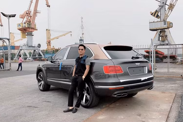 Động cơ kết hợp với hộp số tự động 8 cấp do ZF, nhờ đó, xe có thể dễ dàng tăng tốc từ vị trí xuất phát lên 100 km/h chỉ trong vòng 5,1 giây trước khi đạt vận tốc tối đa 305 km/h. Sau 1 năm sở hữu chiếc Bentley Mulsanne EWB 2018, anh lại khiến nhiều người trầm trồ khi tậu chiếc Bentley Bentayga V8.