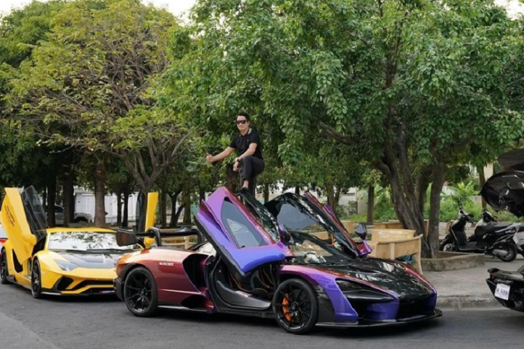 Đại gia Hoàng Kim Khánh được biết đến là một doanh nhân nổi tiếng trong lĩnh vực thẩm mỹ với hệ thống Thẩm mỹ viện vào diện lớn nhất cả nước. Là một tay chơi xe thứ thiệt, anh sở hữu bộ sưu tập xe không hề thua kém đại gia Minh Nhựa hay đại gia phố núi Cường Đô la.