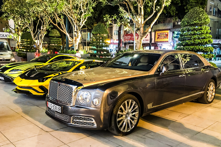 Đây là một phiên bản đặc biệt nhằm kỷ niệm 100 năm thành lập của hãng Bentley, siêu phẩm Bentayga V8 này sở hữu rất nhiều chi tiết đặc biệt mà người ta ít thấy ở những chiếc Bentayga khác. Bentley Bentayga V8 của đại gia Hoàng Kim Khánh mang trong mình "bộ cánh" màu Rose Gold Over Magnetic với sự kết hợp của 2 tông màu xám Magnetic và vàng Rose Gold cực kỳ độc đáo.