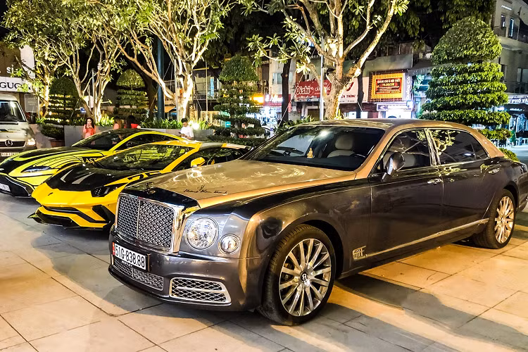 Đây là một phiên bản đặc biệt nhằm kỷ niệm 100 năm thành lập của hãng Bentley, siêu phẩm Bentayga V8 này sở hữu rất nhiều chi tiết đặc biệt mà người ta ít thấy ở những chiếc Bentayga khác. Bentley Bentayga V8 của đại gia Hoàng Kim Khánh mang trong mình "bộ cánh" màu Rose Gold Over Magnetic với sự kết hợp của 2 tông màu xám Magnetic và vàng Rose Gold cực kỳ độc đáo.